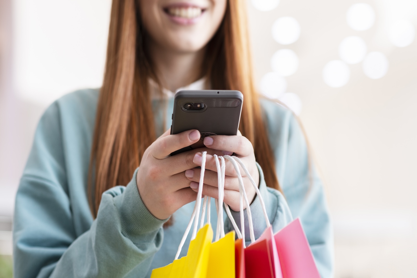 mulher fazendo compras segurando um smartphone